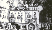 Sparks Shows Tablieu Band Wagon in parade 1928.jpg